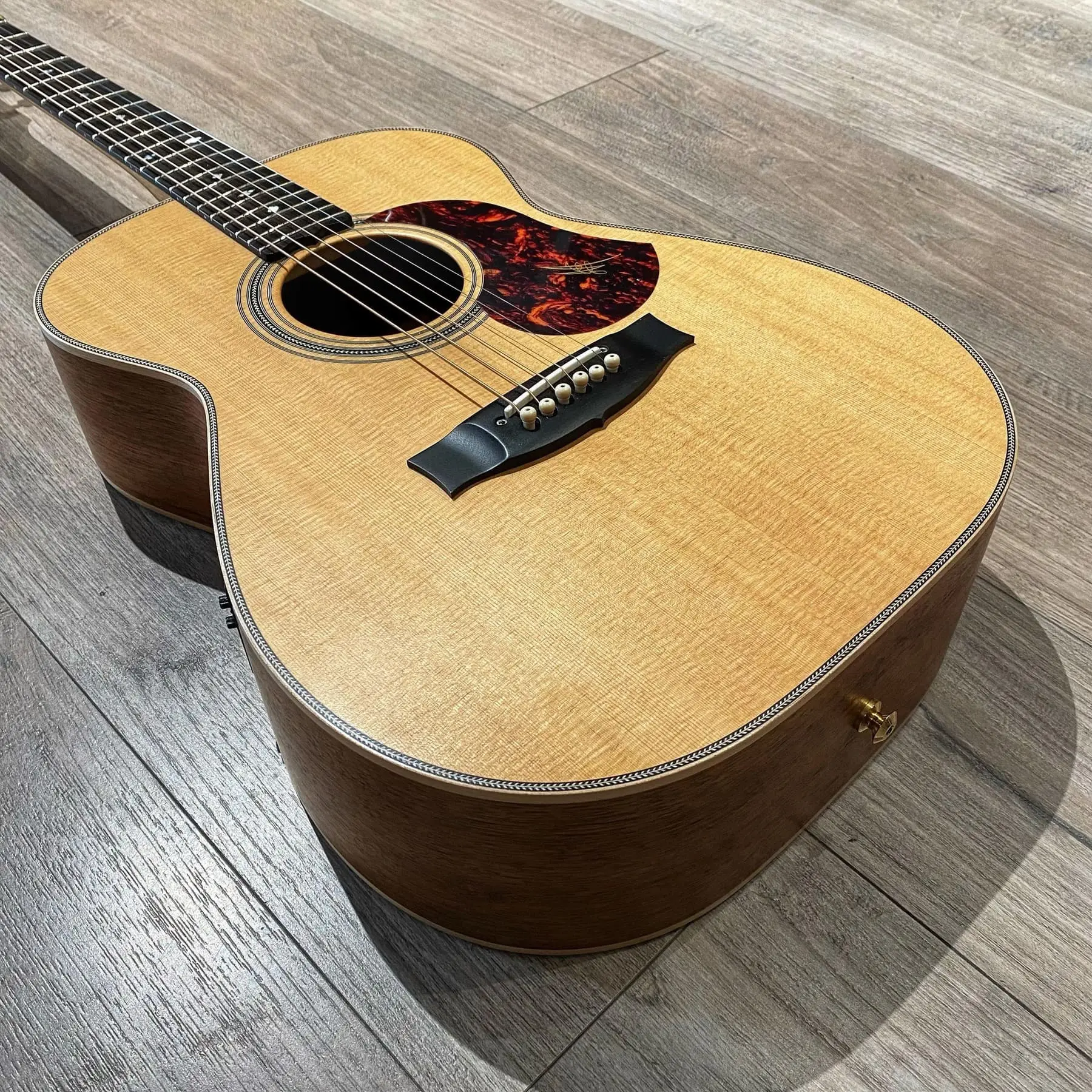 Maton EBG808A Artist w/case